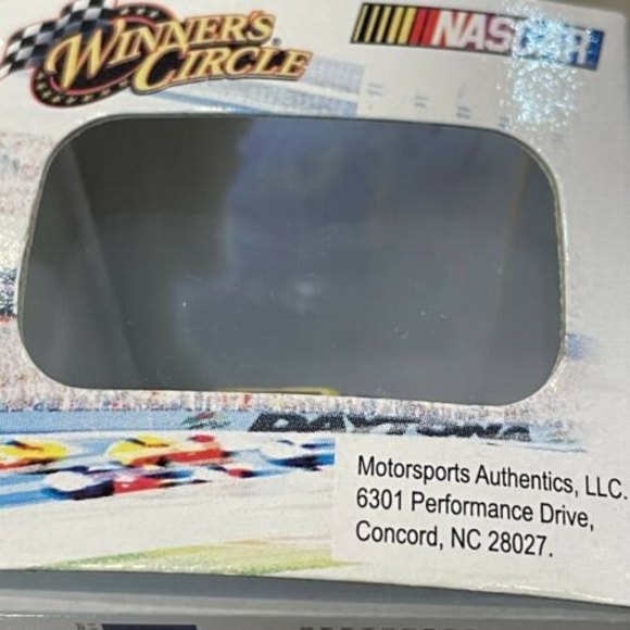 NASCAR Winner’s Circle 1:87 Hendricks Motorsports Mark Martin Diecast #06762 - Picture 6 of 8